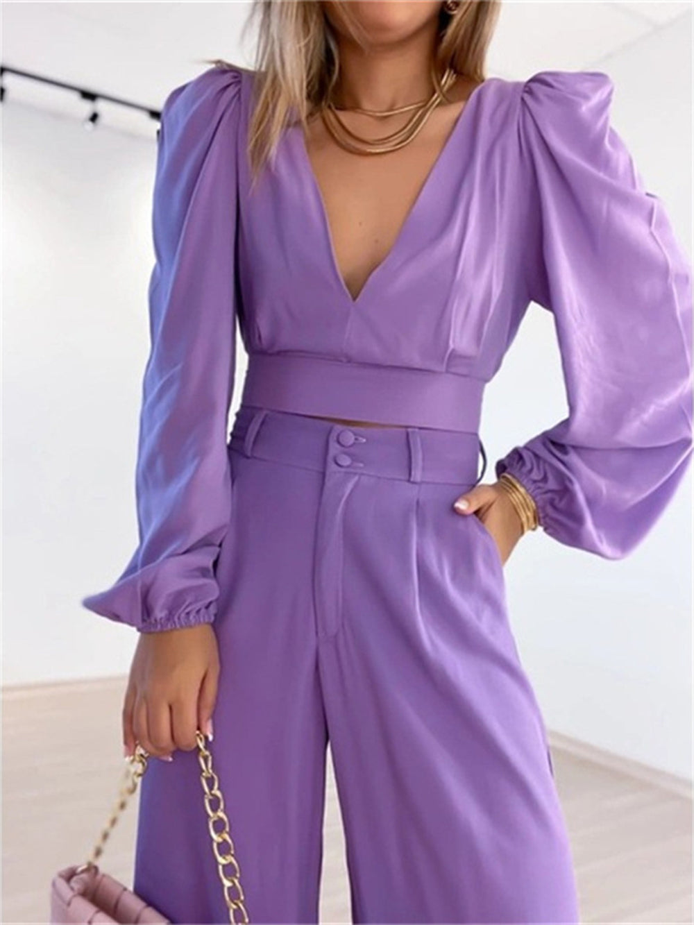 Bernadette | Elegante Plunge Hals Top Lavendel Broek Set