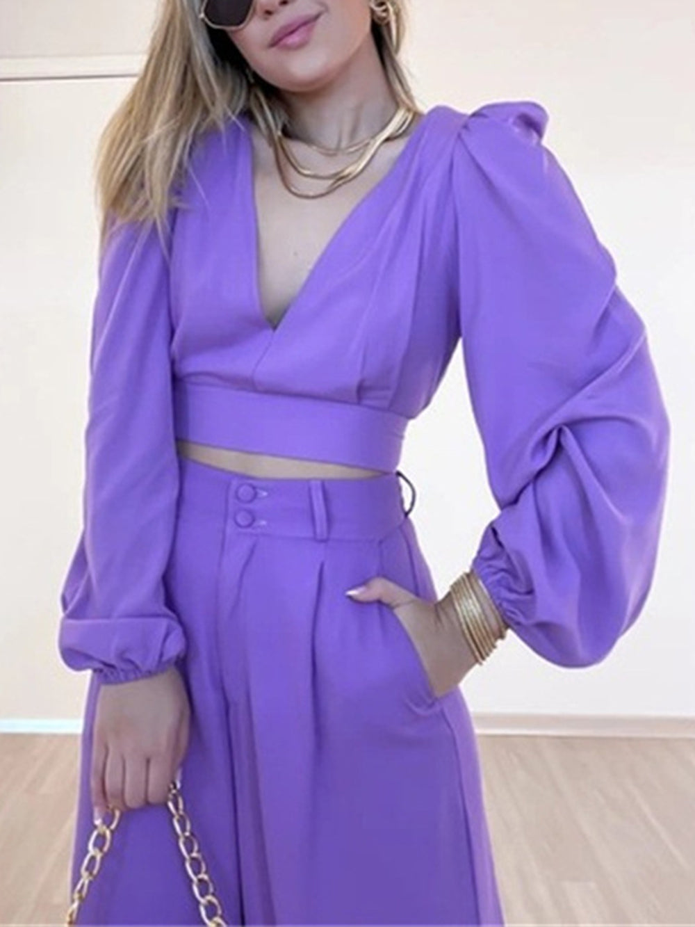 Bernadette | Elegante Plunge Hals Top Lavendel Broek Set