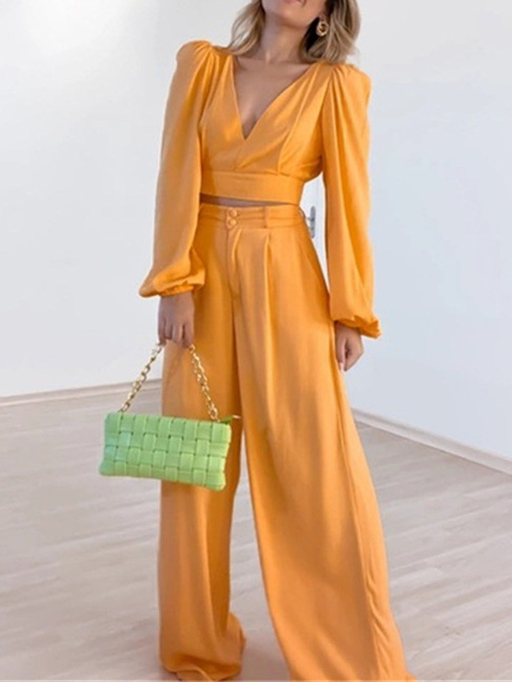 Bernadette | Elegante Plunge Hals Top Lavendel Broek Set