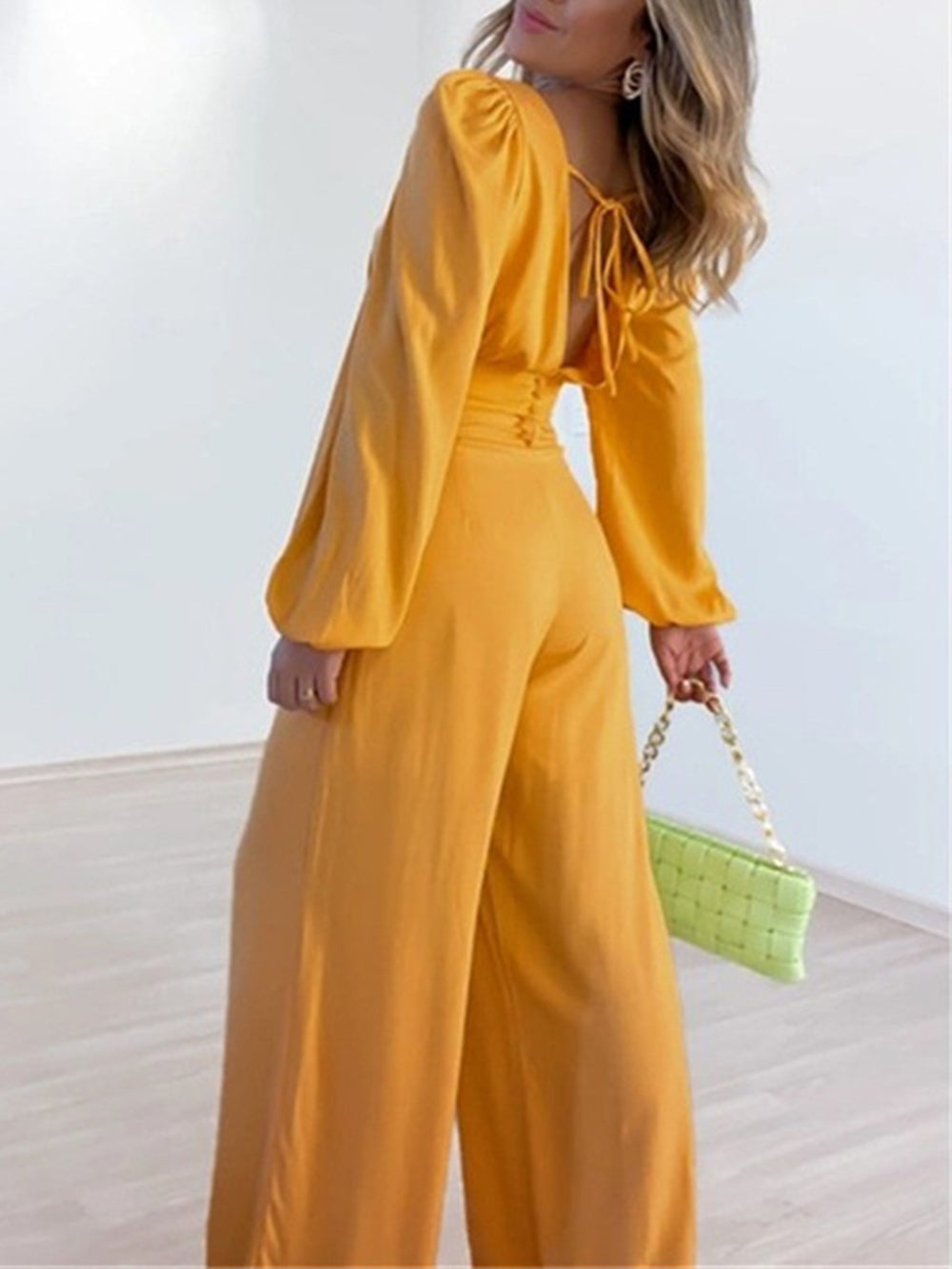 Bernadette | Elegante Plunge Hals Top Lavendel Broek Set