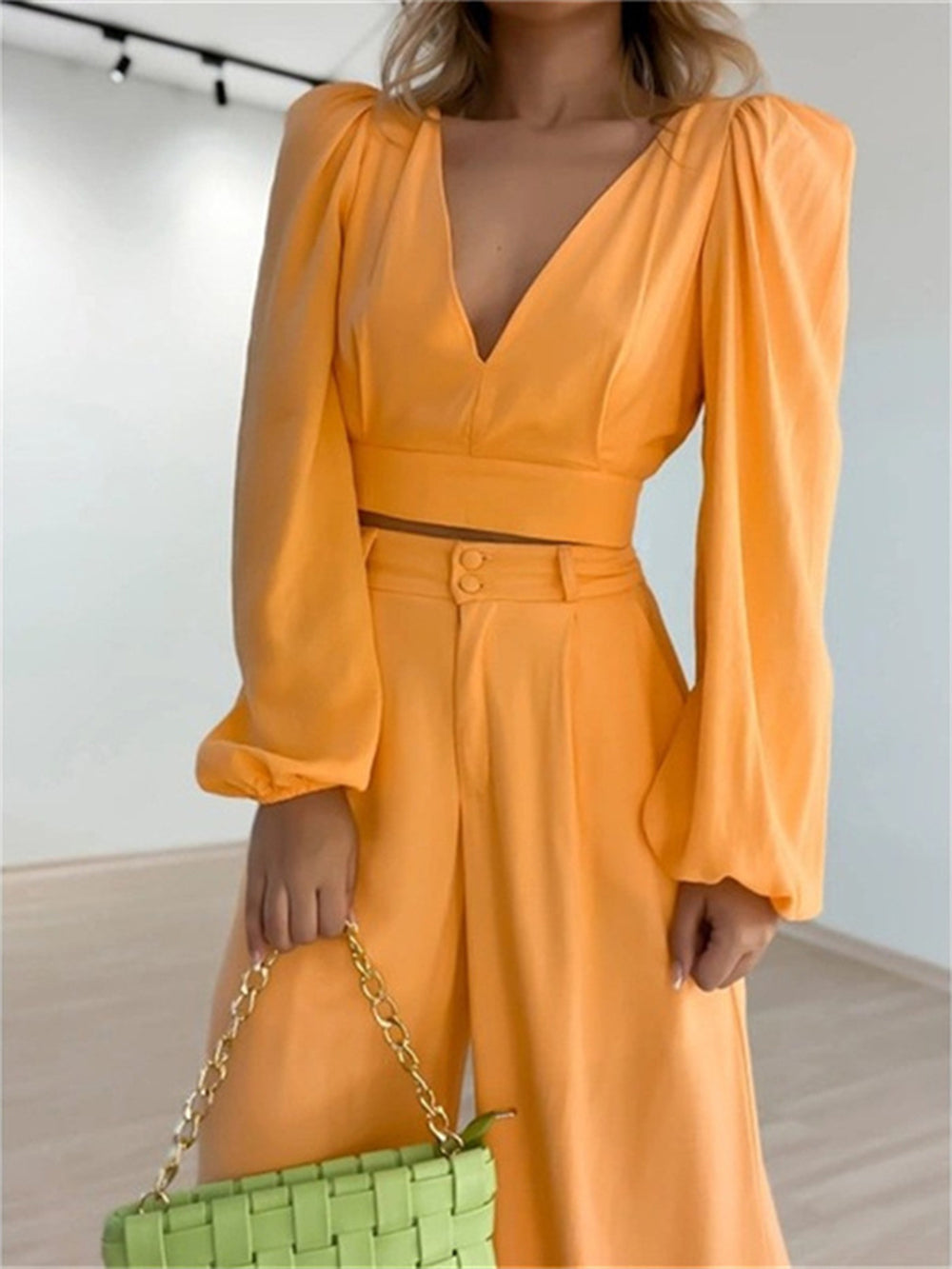 Bernadette | Elegante Plunge Hals Top Lavendel Broek Set