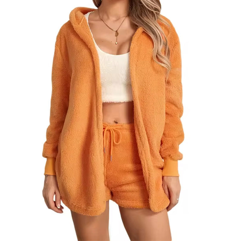 Halla | Chique pluche jas met capuchon en korte broek set