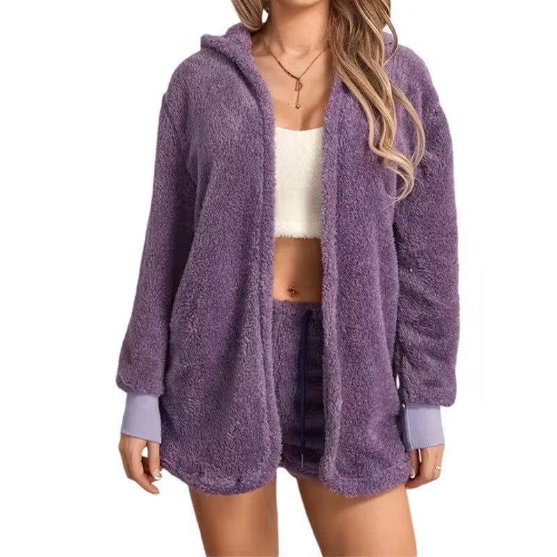 Halla | Chique pluche jas met capuchon en korte broek set