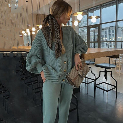 Emelina | Oversized gebreide kabeltrui en aansluitende broek - Knusse, chique gebreide kleding