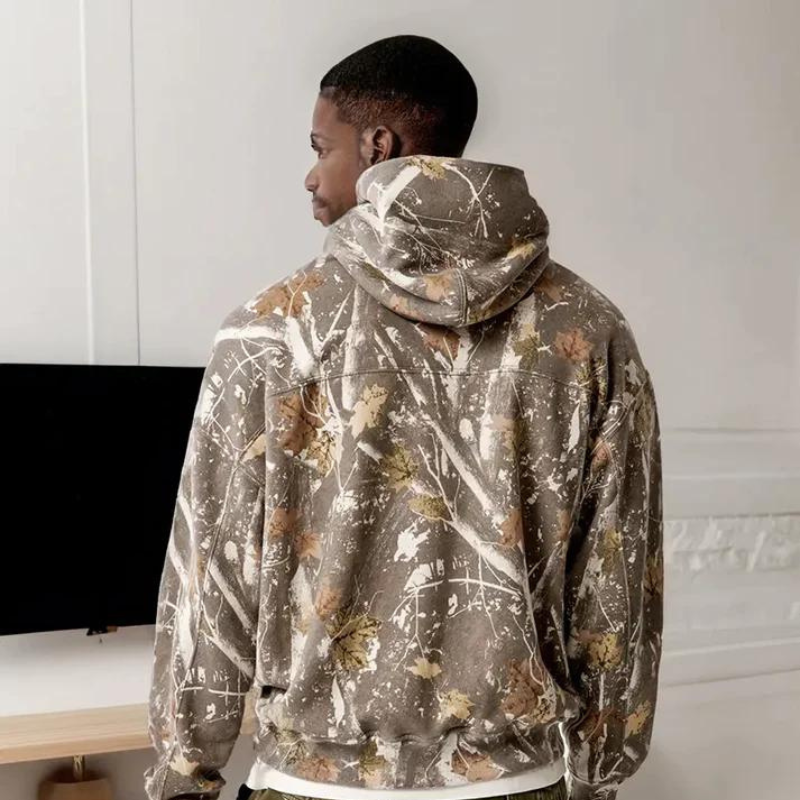 RusticRebel | Trendy hoodie met camo esdoornbladprint en kangoeroezak